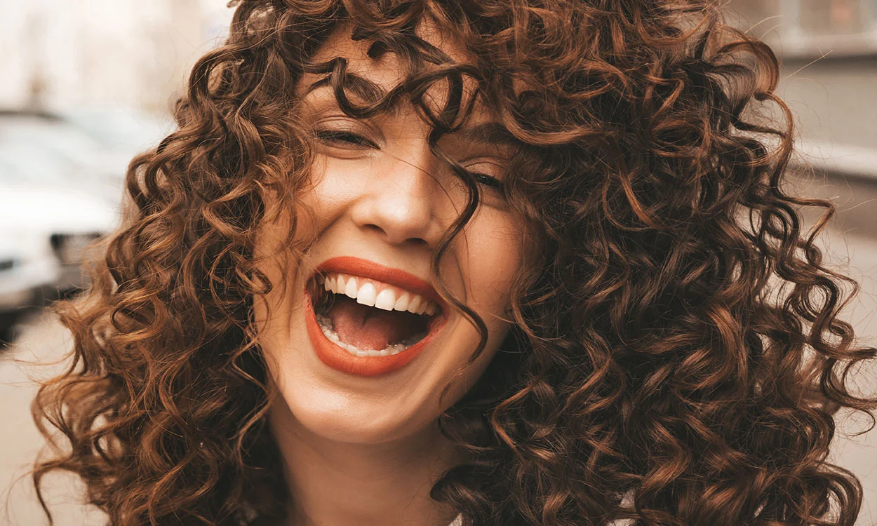 La elegancia natural del cabello rizado